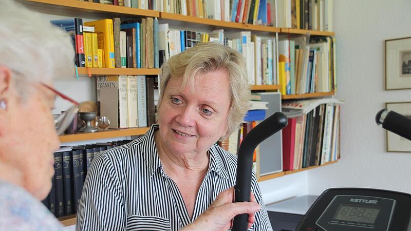 Gabriele Bilke (rechts) arbeitet seit fast 49 Jahren in der Pflege und Betreuung.
