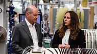 Bundeskanzler Olaf Scholz bei Siemens HealthineersForchheim & Fränkische Schweiz Von einer Mitarbeiterin lässt sich Bundeskanzler Olaf Scholz einen Arbeitsschritt der MRT-Produktion bei Siemens Healthineers in Erlangen erklären.