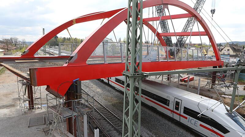 Noch steht die Piastenbrücke in Forchheim ohne Anschluss auf Hilfspfeilern. Aber die Züge können in den nächsten Monaten zweigleisig ohne Sperrungen fahren.Forchheim & Fränkische Schweiz Noch steht die Piastenbrücke in Forchheim ohne Anschluss auf Hilfspfeilern. Aber die Züge können in den nächsten Monaten zweigleisig ohne Sperrungen fahren.Forchheim & Fränkische Schweiz