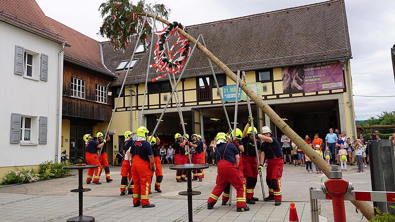 Jedes Jahr wird vor dem Feuerwehrhaus der Kirchweihbaum aufgestellt. Routine f&uuml;r die Zapfendorfer Feuerwehrleute. Doch die Anforderungen an die Wehr steigen und damit auch die notwendigen Investitionen in Ger&auml;te und das Feuerwehrhaus selbst.