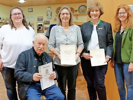 F&uuml;r 40 Jahre Mitgliedschaft wurden geehrt: Karl Riedel (vorne), Karin K&uuml;fner (h. 2.v.l.) und Doris Riedel (h.3.v.l.). Es gratulierten 1. Vorsitzende Stefanie Pleithner (l.) und 2. Vorsitzende Vanessa M&uuml;ller (r.).