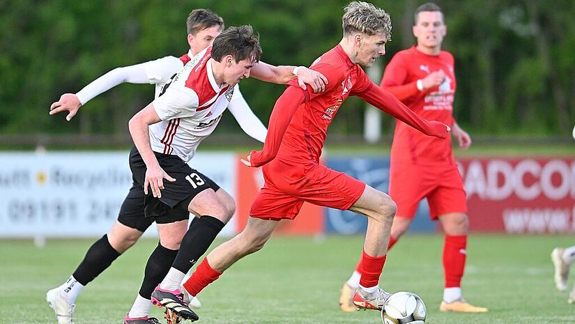 Der Buckenhofener Jonas Weber entkommt Philipp Schwarz.