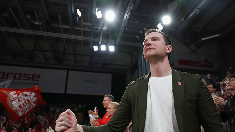 Bamberg Baskets - FC Bayern München Philipp Höhne, Geschäftsführer der Bamberg Baskets, ballte nach dem 69:68-Sieg gegen den FC Bayern die Faust.