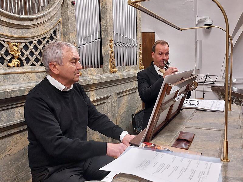 Georg Schäffner an der Orgel in der Basilika Gößweinstein. Dahinter Blechbläser Andreas Welzer.