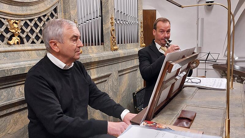 Georg Schäffner an der Orgel in der Basilika Gößweinstein. Dahinter Blechbläser Andreas Welzer.
