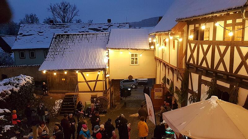 Stimmungsvoll geht es in den Kirchgaden und an der Wehrkirche in Diebach beim Adventsmarkt zu.