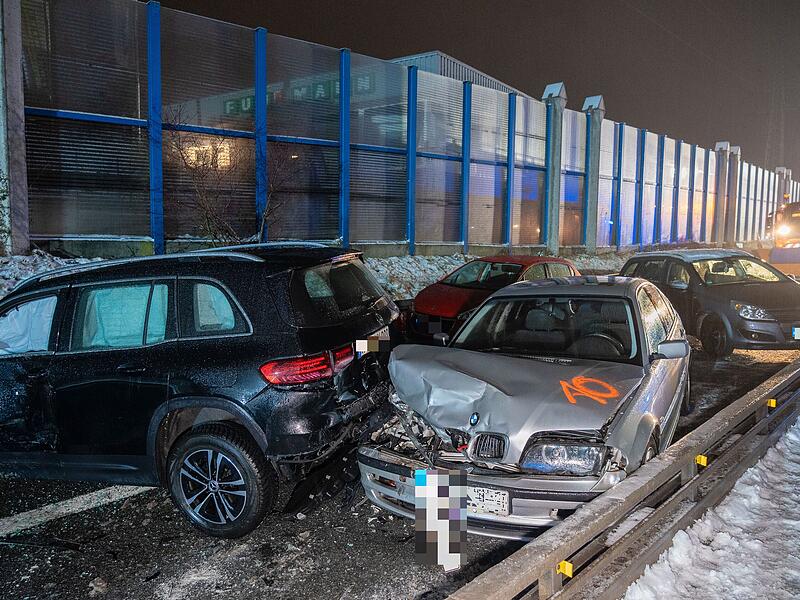 Massenkarambolage mit 21 Verletzten: Blitzeis-Chaos auf der B173Unfall auf der B173 bei Lichtenfels Massenkarambolage mit 21 Verletzten: Blitzeis-Chaos auf der B173Unfall auf der B173 bei Lichtenfels