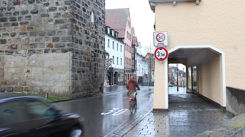 Wo &bdquo;Tempo&nbsp;30&ldquo; festgelegt werden darf &ndash; wie hier an der Engstelle Oberes Tor in Lichtenfels &ndash; ist in der Stra&szlig;enverkehrsordnung geregelt. Viele St&auml;dte und Gemeinden w&uuml;nschen sich da mehr Entscheidungsfreiheit.