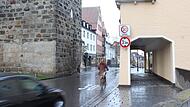 Wo &bdquo;Tempo&nbsp;30&ldquo; festgelegt werden darf &ndash; wie hier an der Engstelle Oberes Tor in Lichtenfels &ndash; ist in der Stra&szlig;enverkehrsordnung geregelt. Viele St&auml;dte und Gemeinden w&uuml;nschen sich da mehr Entscheidungsfreiheit.