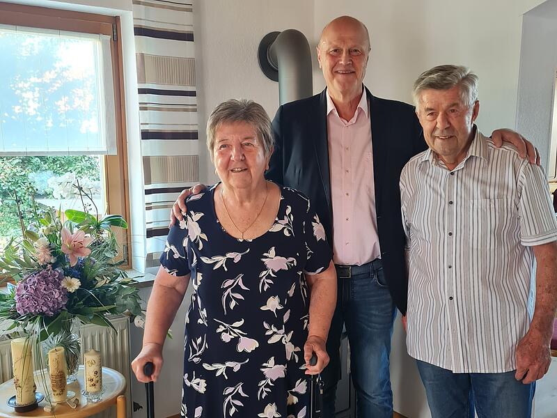 Bürgermeister Gerald Brehm gratuliert dem Jubelpaar Monika und  Anton Scheer.