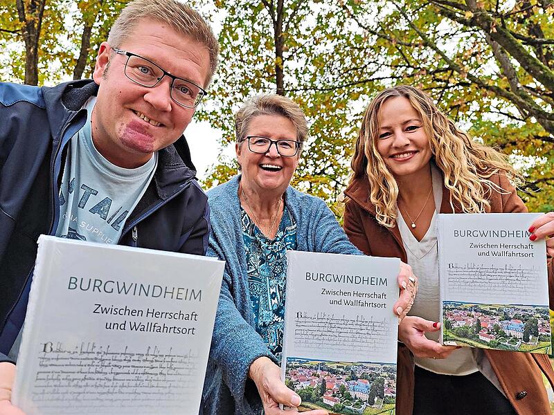 Die ersten Ausgaben in Händen: Bürgermeister Johannes Polenz (von links), Autorin Sigrun Philipp und Herausgeberin Monika Riemer-Maciejonczyk. Anette Schreiber Die ersten Ausgaben in Händen: Bürgermeister Johannes Polenz (von links), Autorin Sigrun Philipp und Herausgeberin Monika Riemer-Maciejonczyk. Anette Schreiber