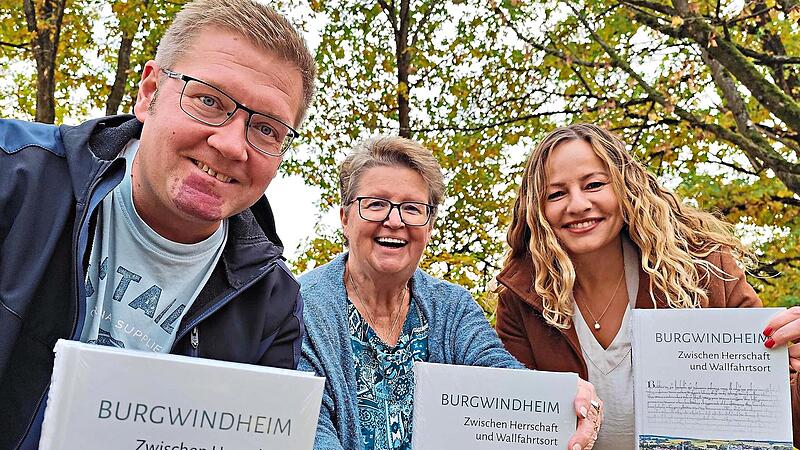 Die ersten Ausgaben in H&auml;nden: B&uuml;rgermeister Johannes Polenz (von links), Autorin Sigrun Philipp und Herausgeberin Monika Riemer-Maciejonczyk. Anette Schreiber
