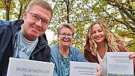 Die ersten Ausgaben in H&auml;nden: B&uuml;rgermeister Johannes Polenz (von links), Autorin Sigrun Philipp und Herausgeberin Monika Riemer-Maciejonczyk. Anette Schreiber