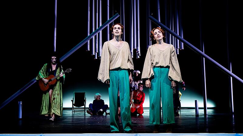 &bdquo;Was ihr wollt&ldquo;: In der Regie von Jana Vetten feierte William Shakespeares Kom&ouml;die Premiere im neuen Globe in Coburg &ndash; mit Annelie Straub als Viola (vorne rechts) und Hans Ehlers als Sebastian.