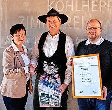 Katrin Kohlhepp (l.) und Burkard Hergenhan (r.) gratulierten Steffen Manger zum Jubiläum in der Firma.
