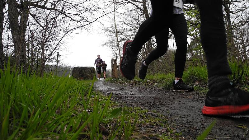 Fast schon traditionell ging es beim Saaletal-Marathon auf manchen Streckenabschnitt doch etwas knatschiger zu.