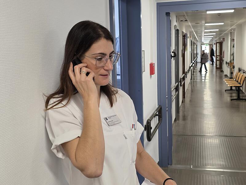 Onkologische ErnährungsberatungOnkologie Sana Coburg Andrea Roth erhält einen Anruf von einer Ärztin. Sie gibt kurz ihre Empfehlung durch, bevor es zum nächsten Patienten geht.