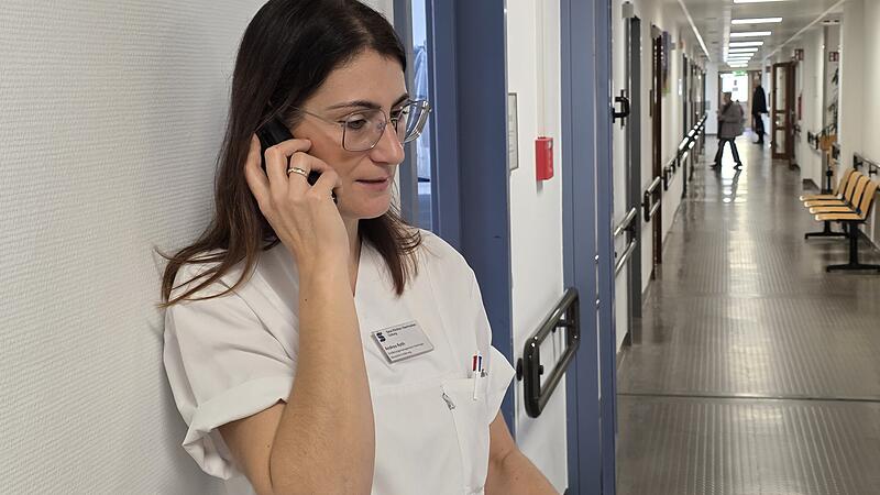 Andrea Roth erh&auml;lt einen Anruf von einer &Auml;rztin. Sie gibt kurz ihre Empfehlung durch, bevor es zum n&auml;chsten Patienten geht.