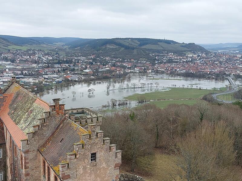 Die Hochwasserlage der Fr&auml;nkischen Saale rund um Hammelburg ist &uuml;berschaubar und hat Dieter Densch vom Turmfried auf Schloss Saaleck aus f&uuml;r unsere Leserinnen und Leser festgehalten.