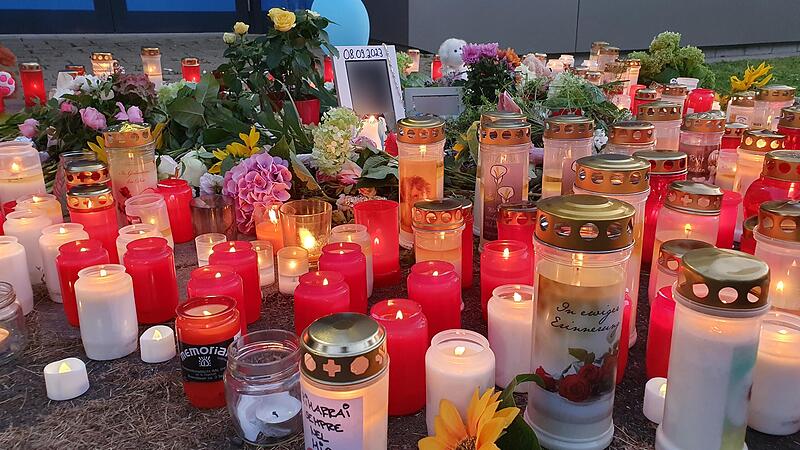 Kerzen nach dem Tod eines 14-j&auml;hrigen Sch&uuml;lers in Lohr (Lkr. Main-Spessart): Zu der Gedenkstunde f&uuml;r den Get&ouml;teten kamen im September 2023 etwa 250 Menschen ans Lohrer Schulzentrum. Viele legten Kerzen nieder.