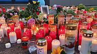 Kerzen nach dem Tod eines 14-jährigen Schülers in Lohr (Lkr. Main-Spessart): Zu der Gedenkstunde für den Getöteten kamen im September 2023 etwa 250 Menschen ans Lohrer Schulzentrum. Viele legten Kerzen nieder.