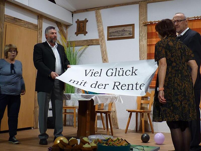 Karola (Heidi Singer), Franz-Martin (Dieter Karl), Gisela (Monika Teufel) und Erwin (Hans-Jürgen Raber) planen eine Überraschung für Neu-Rentner Julius. Karola (Heidi Singer), Franz-Martin (Dieter Karl), Gisela (Monika Teufel) und Erwin (Hans-Jürgen Raber) planen eine Überraschung für Neu-Rentner Julius.