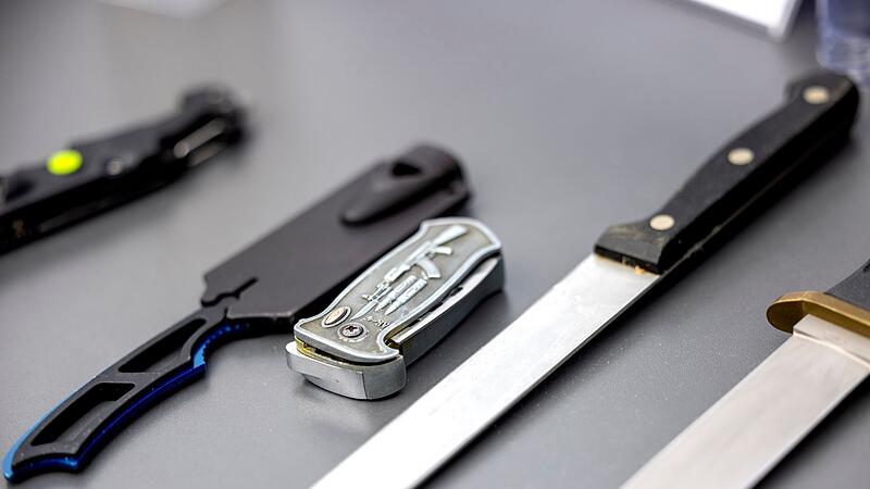 Von der Polizei sichergestellte Messer. Von der Polizei sichergestellte Messer.