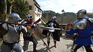 Ritterkämpfe vor der Burg stimmten auf die neue Saison auf Burg Rabenstein in Ahorntal  ein.