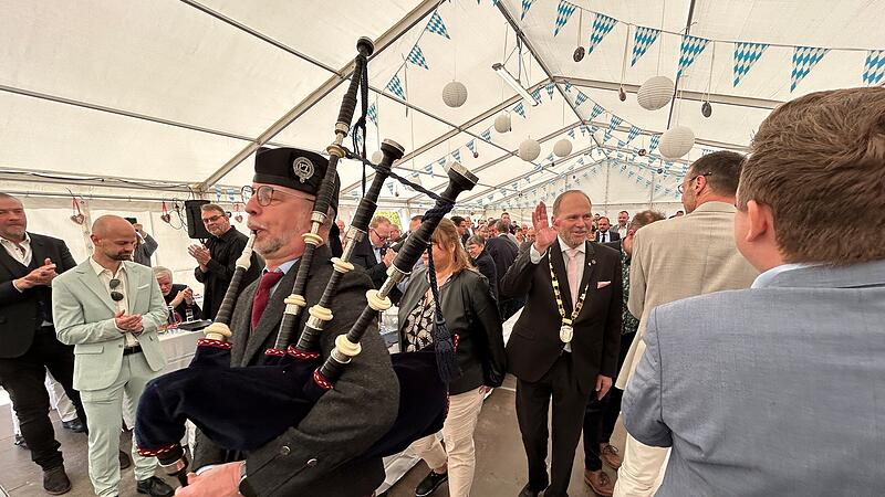 Angef&uuml;hrt von Gerhard Jupe mit dem Dudelsack zog Bernd Reisenweber zusammen mit seiner Ehefrau Susanne ins Festzelt ein.