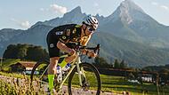 Jacob Schramm strampelt sich f&uuml;r eine lange Wintersport-Saison ab. Im Hintergrund der Watzmann.