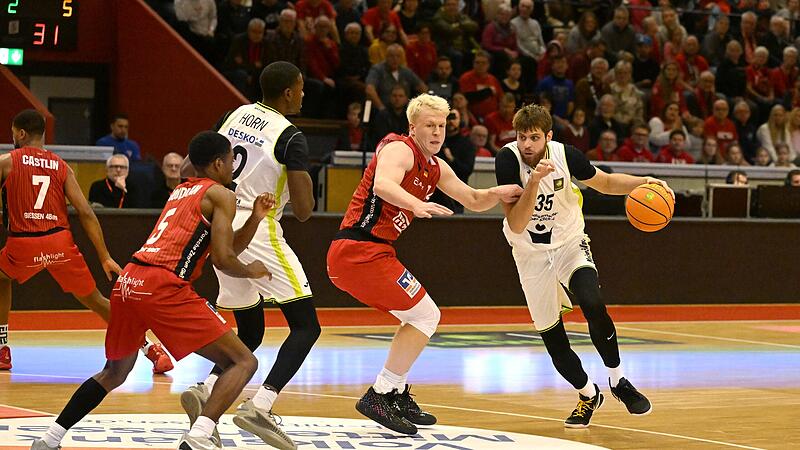 Artem Kovalov (rechts, hier gegen den Gie&szlig;ener Luis K&ouml;nig Figge) wurde aus dem Bayreuther Kader gestrichen und darf auch nicht mehr mit dem Team trainieren. Der Ukrainer soll sich laut BBC-Mitteilung einen neuen Verein suchen.