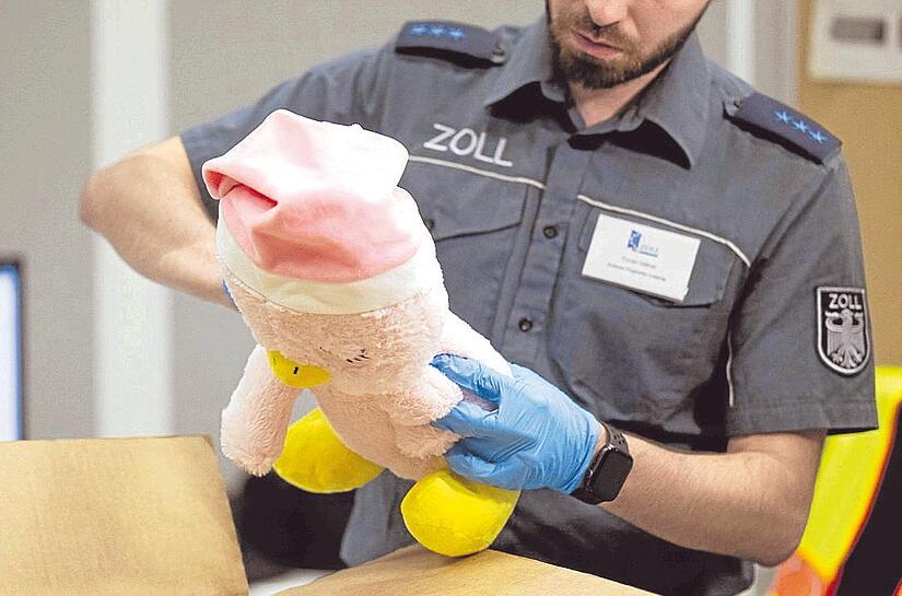 Ein Zollbeamter beschlagnahmt ein Plüschtier aus chinesischem Onlinehandel, das nicht den europäischen Sicherheitsansprüchen genügt. Ein Zollbeamter beschlagnahmt ein Plüschtier aus chinesischem Onlinehandel, das nicht den europäischen Sicherheitsansprüchen genügt.