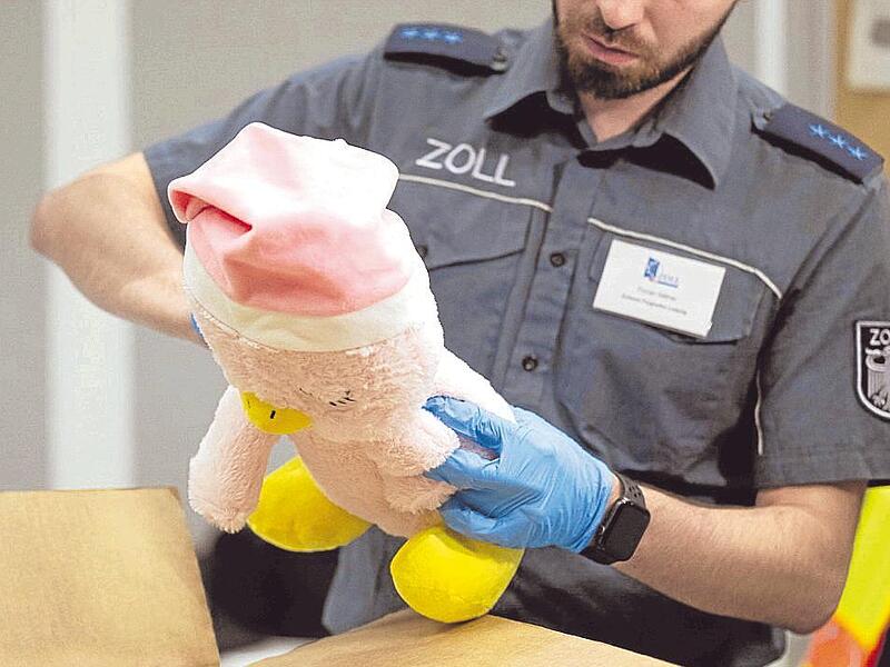Ein Zollbeamter beschlagnahmt ein Pl&uuml;schtier aus chinesischem Onlinehandel, das nicht den europ&auml;ischen Sicherheitsanspr&uuml;chen gen&uuml;gt.