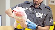 Ein Zollbeamter beschlagnahmt ein Plüschtier aus chinesischem Onlinehandel, das nicht den europäischen Sicherheitsansprüchen genügt. Ein Zollbeamter beschlagnahmt ein Plüschtier aus chinesischem Onlinehandel, das nicht den europäischen Sicherheitsansprüchen genügt.