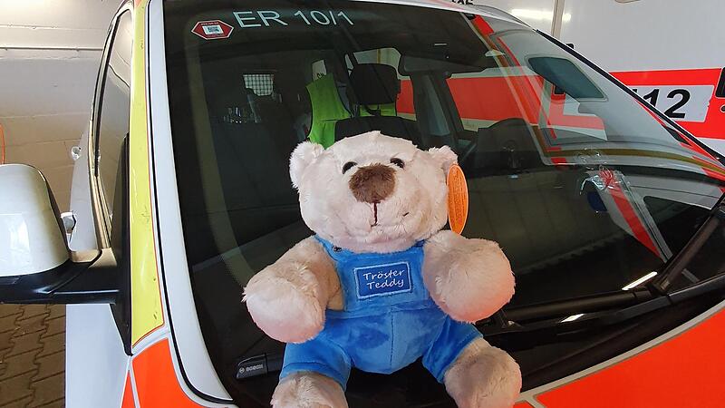Tröster-Teddys sind wichtige „Mitarbeiter“ der Notfallsanitäter. Der kleine Julius weiß das!