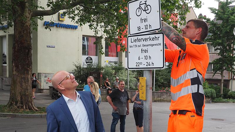 Oberb&uuml;rgermeister Dirk Vogel kann jetzt auch mit dem Fahrrad zur Arbeit radeln. Hier schaut er Florian R&ouml;der vom Servicebetrieb beim Anbringen des Verkehrsschildes zu.