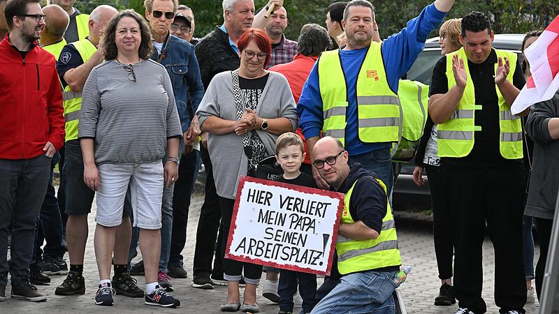Warnstreik vor dem Nagel-Werk in Bamberg: Gut 50 Mitarbeiterinnen und Mitarbeiter haben am Donnerstag in der Rheinstraße auf ihre Situation aufmerksam gemacht. Verdi-Vertreter David Merck (rechts) sprach von einer „grandiosen“ Beteiligung. Warnstreik vor dem Nagel-Werk in Bamberg: Gut 50 Mitarbeiterinnen und Mitarbeiter haben am Donnerstag in der Rheinstraße auf ihre Situation aufmerksam gemacht. Verdi-Vertreter David Merck (rechts) sprach von einer „grandiosen“ Beteiligung.