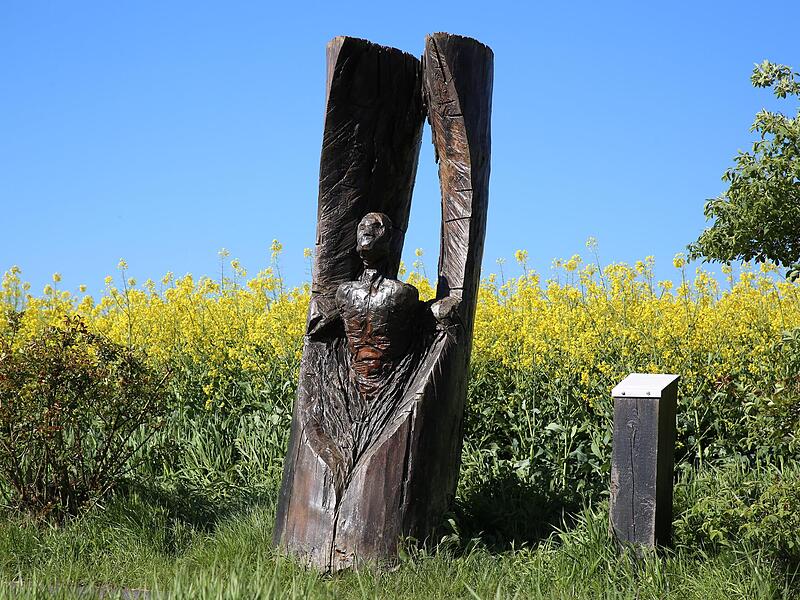 „Moses“ (Exodus 14) von Elsa Nietmann findet sich an einer exponierten Stelle: an der Straße bzw. dem Radweg zwischen Untermerzbach und Memmelsdorf.