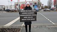 Nina Jeschke mit ihrem Demo-Schild