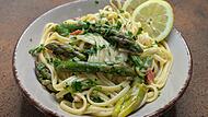 Zitronenpasta mit grünem Spargel