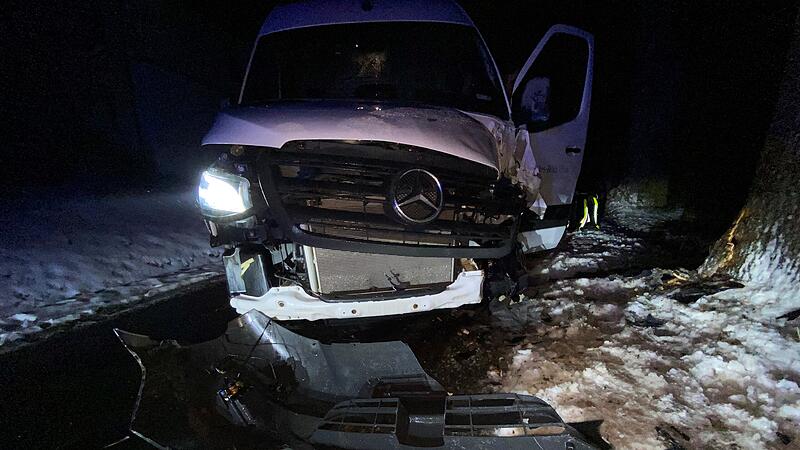 Am Montag und Dienstag waren die Stra&szlig;en in Kulmbach durch den Eisregen glatt. Das sorgte f&uuml;r einige Unf&auml;lle in der Region. In Raasen bei Neuenmarkt ist ein Mann gegen einen Baum geprallt.