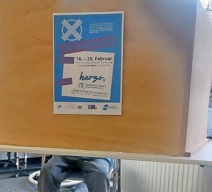 In einer Wahlkabine geben die Jugendlichen in Herzogenaurach ihre Stimmen ab.