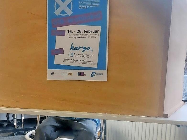 In einer Wahlkabine geben die Jugendlichen in Herzogenaurach ihre Stimmen ab.