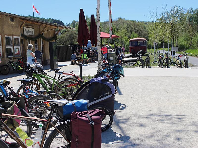 Am 1. Mai war viel los am Gleispark Rupboden. Die Besucher testeten den Imbiss der Familie Andres. Im Angebot: Bratwurst, Burger und kalte Getränke. Am 1. Mai war viel los am Gleispark Rupboden. Die Besucher testeten den Imbiss der Familie Andres. Im Angebot: Bratwurst, Burger und kalte Getränke.