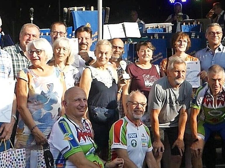 Die Siegerinnen und Sieger des „Stadtradelns“ und des Schulradeln-Wettbewerbs mit Vertretern der Politik.