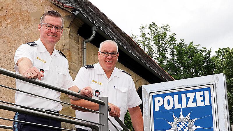 Ein neues Gesicht bei der Polizei Ebern: Klaus Schmitt (rechts) ist der zweite Mann hinter dem Dienststellenleiter Detlef Hauck, der ihn auf der Dienststelle willkommen hieß. Ein neues Gesicht bei der Polizei Ebern: Klaus Schmitt (rechts) ist der zweite Mann hinter dem Dienststellenleiter Detlef Hauck, der ihn auf der Dienststelle willkommen hieß.