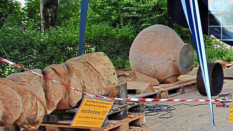 Die Arbeit mit dem Werkstoff Holz in diesen Dimensionen ist nicht nur kreativ, sondern auch anstrengend. R.Popp Die Arbeit mit dem Werkstoff Holz in diesen Dimensionen ist nicht nur kreativ, sondern auch anstrengend. R.Popp