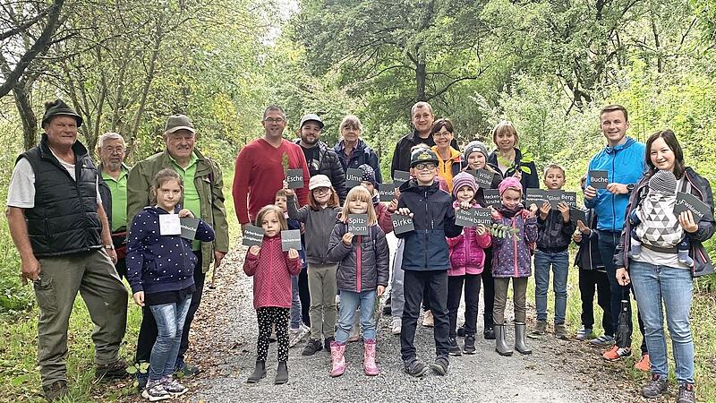 Zwischen Pressig und Neukenroth ist ein Baumlehrpfad entstanden. Die Naturstrolche des Obst- und Gartenbauvereins Pressig bastelten f&uuml;r jede Baumart Namensschilder. Im Bild von links, Initiator und Baumpflanzer Georg Pabstmann, die Mitinitiatoren, Rudolf Romig und G&uuml;nter Hanna, Andreas Schorn (Vorsitzender OGBV Pressig) und B&uuml;rgermeister Stefan Heinlein (2.v.r.)