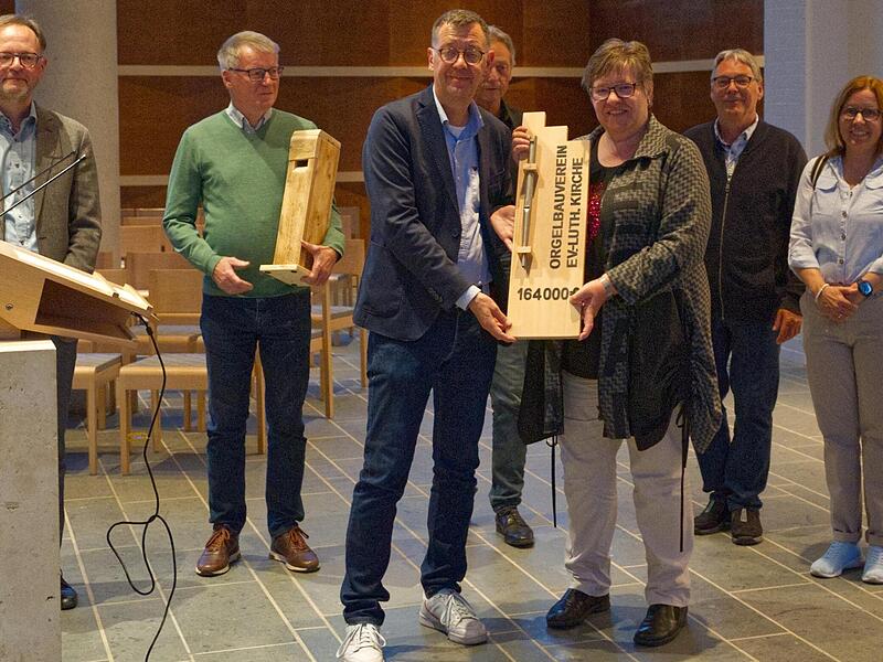 Sven Pastowski &uuml;berreicht den symbolischen Spendenscheck an Pfarrerin Elke Dollinger. Hinten (v.l.): Kantor Gerald Fink, Dieter Weidlich, Oliver Sch&uuml;rrle, Uwe Aegerter und Ute Stopfer.