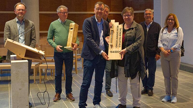 Sven Pastowski überreicht den symbolischen Spendenscheck an Pfarrerin Elke Dollinger. Hinten (v.l.): Kantor Gerald Fink, Dieter Weidlich, Oliver Schürrle, Uwe Aegerter und Ute Stopfer. Sven Pastowski überreicht den symbolischen Spendenscheck an Pfarrerin Elke Dollinger. Hinten (v.l.): Kantor Gerald Fink, Dieter Weidlich, Oliver Schürrle, Uwe Aegerter und Ute Stopfer.
